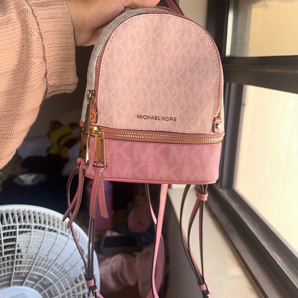 WORN ONCE. ONE SIZE MINI MICHAEL KORS BACKPACK. - Picture 3 of 6